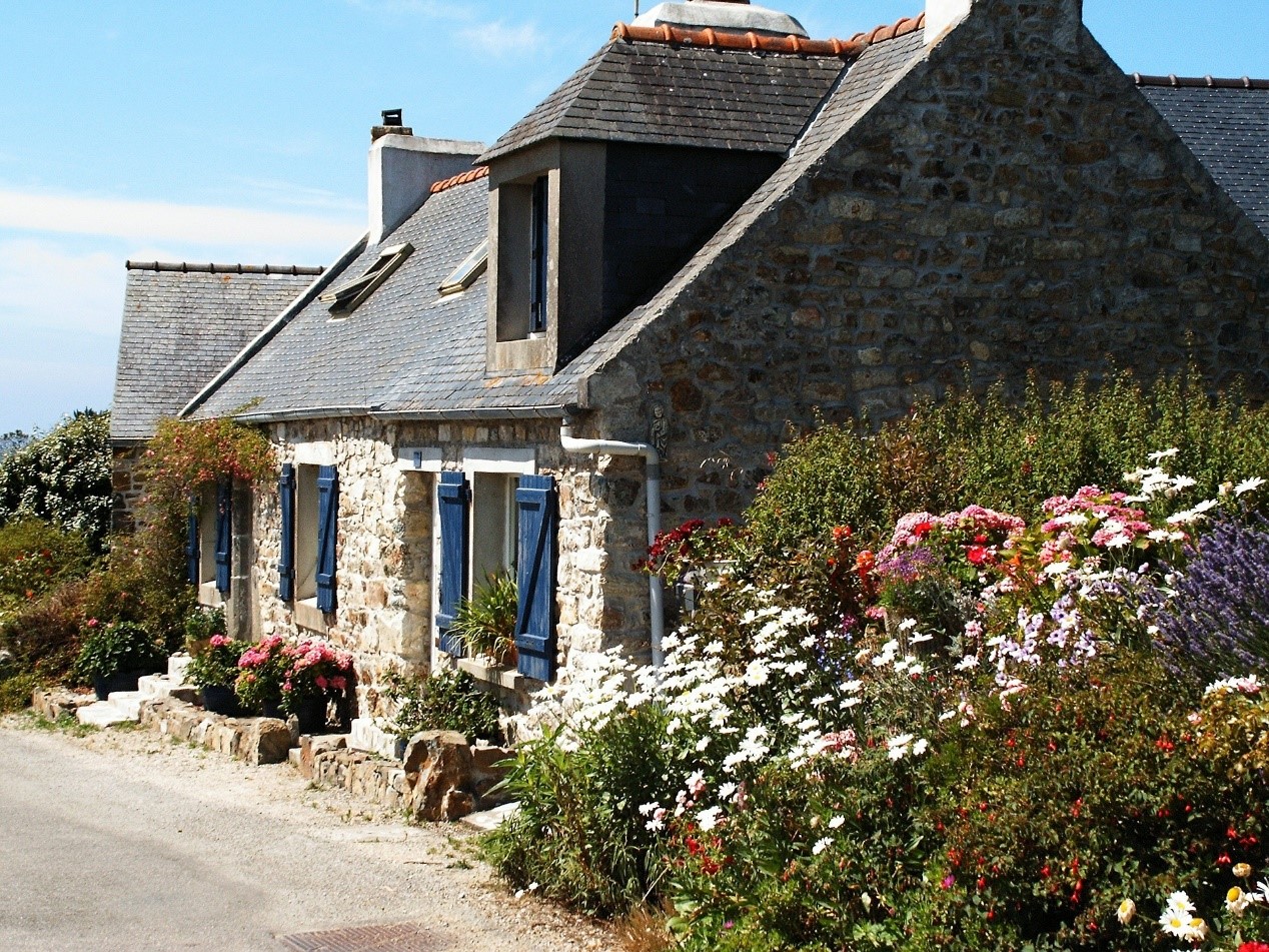 Holiday let cottage with a blooming flowerbed